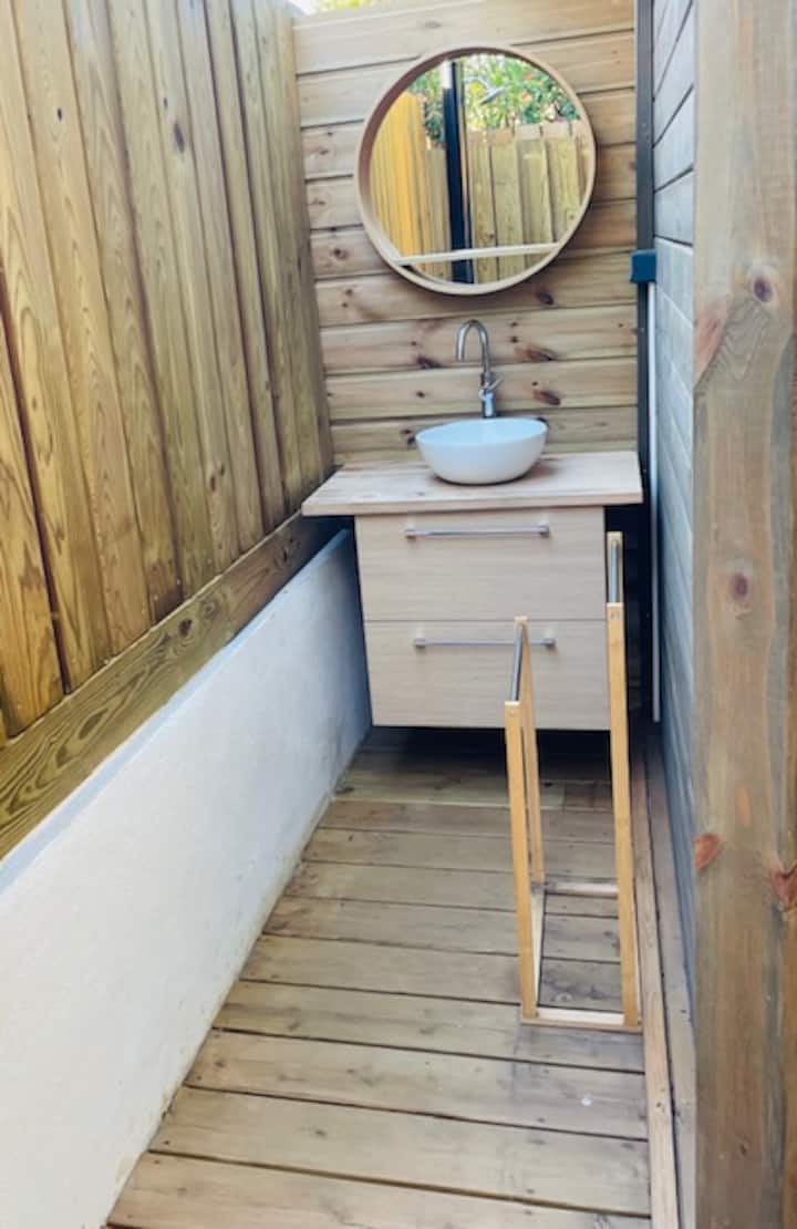 Coin lavabo extérieur bois