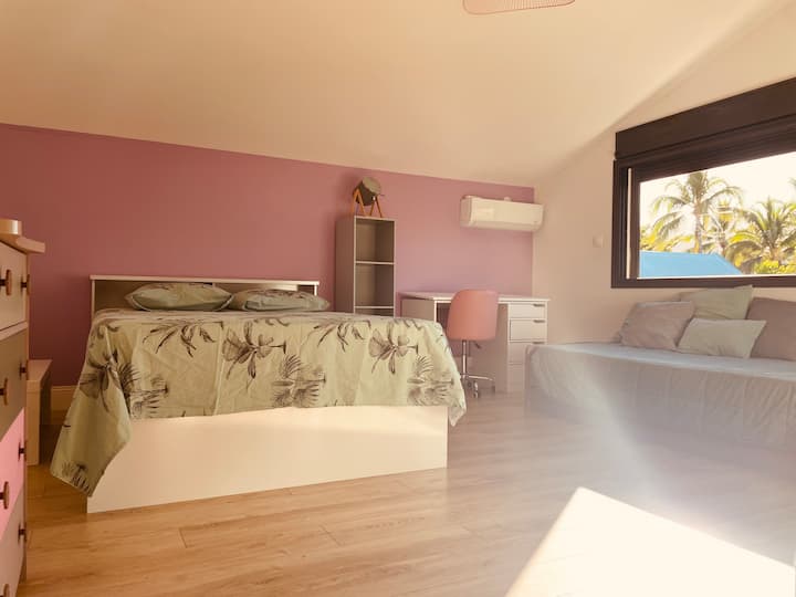 Chambre lumineuse avec lit double et bureau