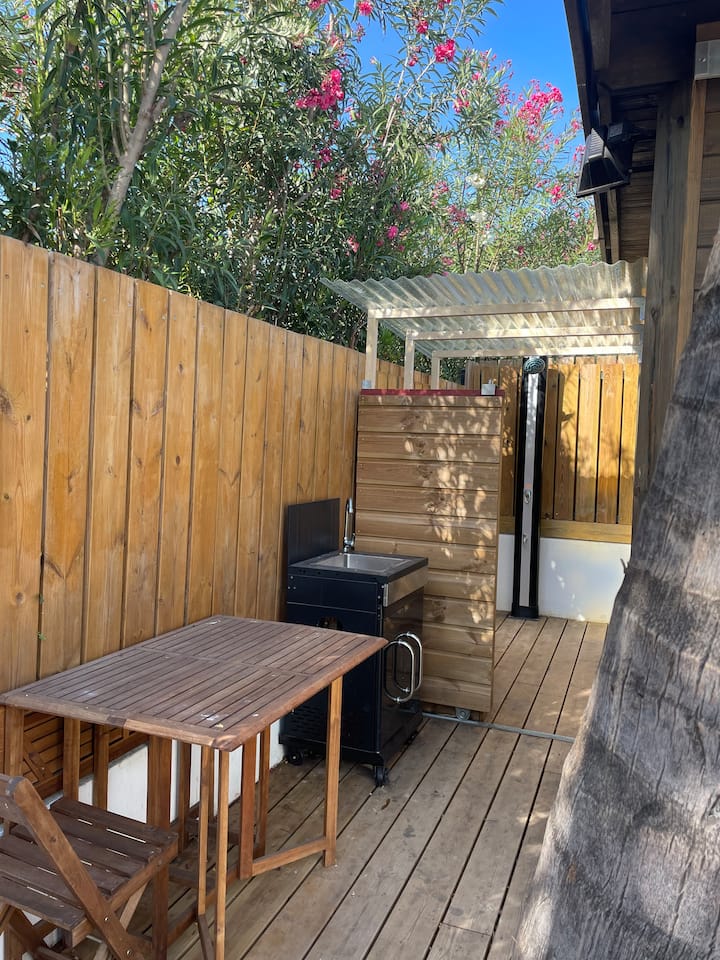 Terrasse extérieure avec table et pergola