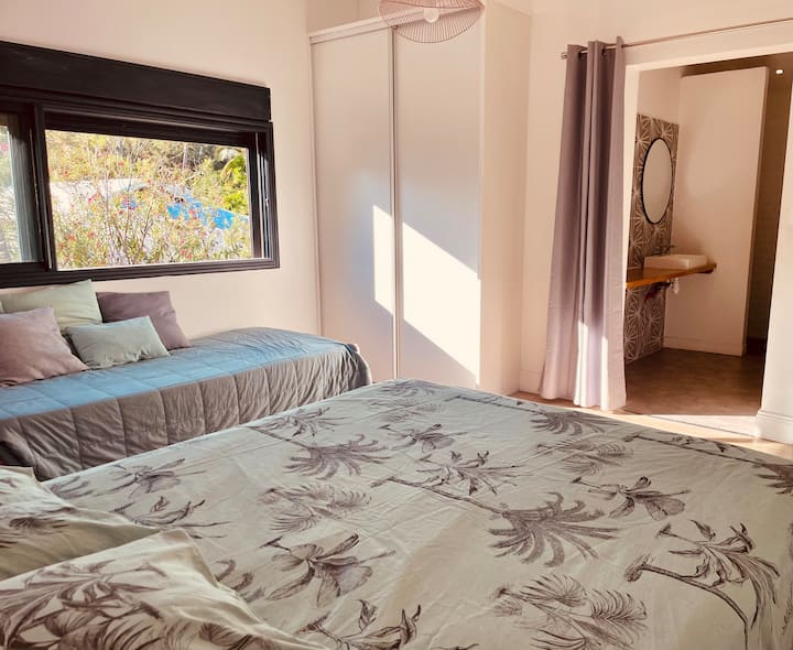 Chambre avec vue jardin et salle de bain attenante
